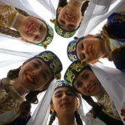 Крымские татары (Юг)
<br />
<br />Тюрский народ. 257,592 крымских татар проживают в России. Места проживания: Республика Крым и Краснодарский край. Язык: крымскотатарский и русский. Вероисповедание: ислам суннитского толка.