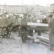 Перезахоронение останков бойцов отряда "Мстители" в Паданах.