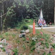 Медвежьегорск, Петрозаводское шоссе, 8-й км. Братские могилы советских воинов в 35-ти метрах от дорожного полотна. Здесь захоронены останки героев, поднятые в ходе поисковых работ.<br />Первая могила была оформлена здесь в 1987 г. В ней покоятся 15 неизвестных советских солдат, погибших осенью 1941 г. в оборонительных боях под Медвежьегорском. Предположительно это бойцы 52-го или 131-го полков 71-й СД 7-1 армии Карельского фронта. Останки солдат были обнаружены в лесу близ Медвежьегорска.<br />24 сентября 2011 г. слева от этой могилы были захоронены останки ещё 15-ти красноармейцев, павших в 1941 г. под Медвежьегорском и обнаруженных в ходе поисковых работ кондопожским отрядом «Единство».<br />Здесь же находится захоронение троих лётчиков самолёта ИЛ-2, разбившегося 30 ноября 1944 г. возле п. Пиндуши: пилота, командира звена, лейтенанта А.Я. Малышевского; штурмана-корректировщика, капитан-лейтенанта Г.М. Барана; авиационного техника, старшего сержанта А.З. Абзалетдинова. Останки лётчиков были обнаружены в 2013 г. поисковыми отрядами КРОФ «Эстафета поколений».