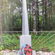 Д. Остречье. Могила неизвестного советского воина.<br />Могила расположена на развилке автодорог Медвежьегорск – Паданы и Медвежьегорск – Кумса. Здесь захоронен неизвестный солдат, погибший в 1944 г. при освобождении Медвежьегорского района от финских захватчиков. Предположительно это боец 176-й или 289-й СД 32-й армии Карельского фронта. Захоронение является первичным погребением периода Великой Отечественной войны.<br />Слева и справа от могилы находятся 2 захоронения останков 28-ми советских воинов, поднятых поисковиками в 2012 г.