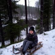 Яна Богданова на саночках прадедушки С.П. Артемьева на берегу реки Кумса.