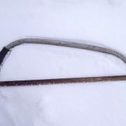 Такую пилу-ножовку отец сделал сам, изогнув дугой металлическую трубу и закрепив пилящее полотно.