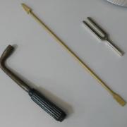 Ключ для настройки рояля, стрелка для развода струн при настройке рояля и камертон - принадлежали Л.Я. Теплицкому.