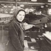 Антонина Матвеевна Быкова, станочница, стаж работы на лесозаводе - 36 лет.<br />